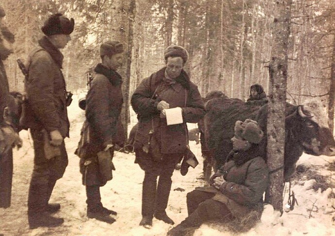 А.Ф. Казанкин (сидит) Вяземская воздушно-десантная операция. Февраль 1942 г.