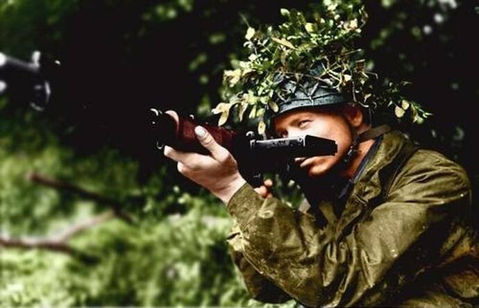 deutscher-fallschirmjc3a4ger-mit-einem-fg-42-wahrscheinlich-bei-arnheim-1944