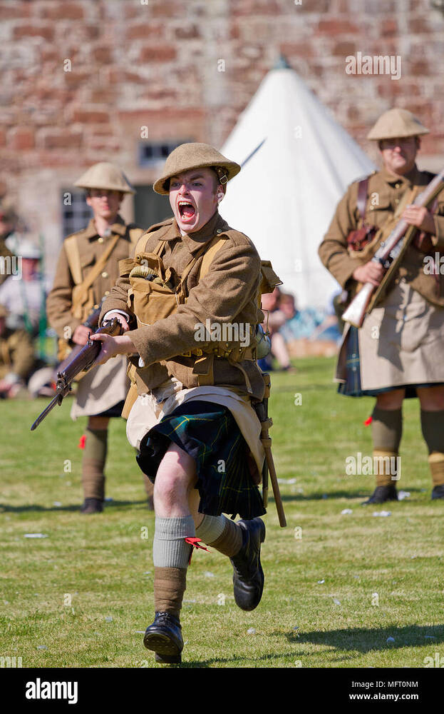 first-world-war-re-enactor-in-the-uniform-of-the-gordon-highlanders-demonstrating-bayonet-drill-MFT0NM