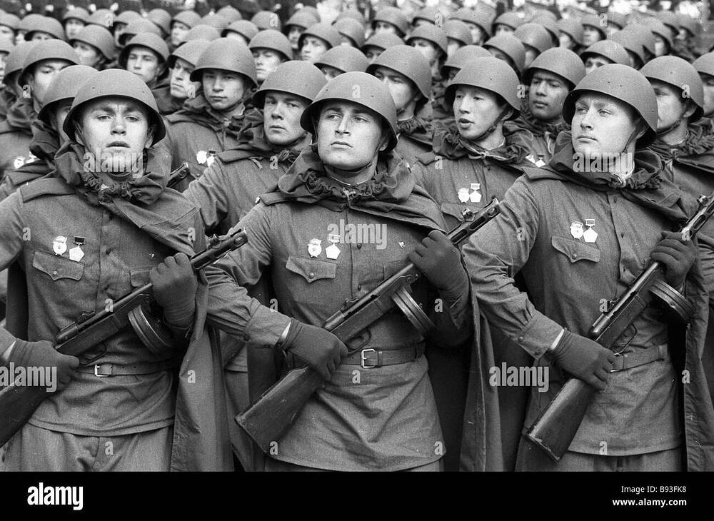 soviet-soldiers-in-wwii-uniform-parade-in-the-red-square-on-the-occasion-B93FK8