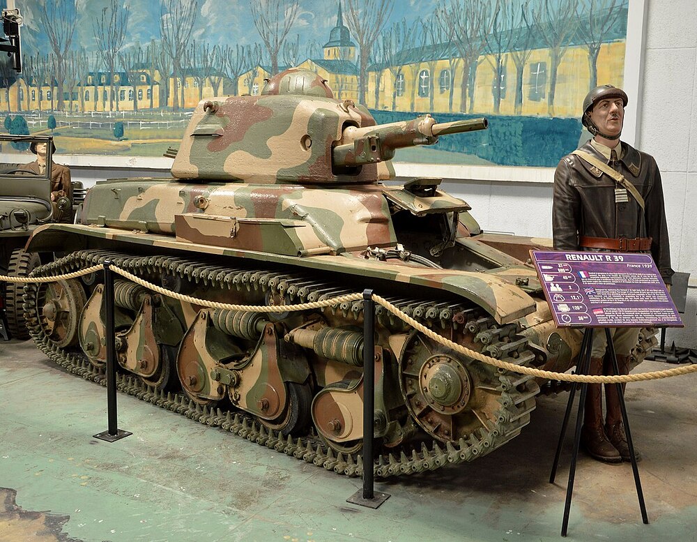 05-54-46-1200px-Renault_39_in_the_Musée_des_Blindés