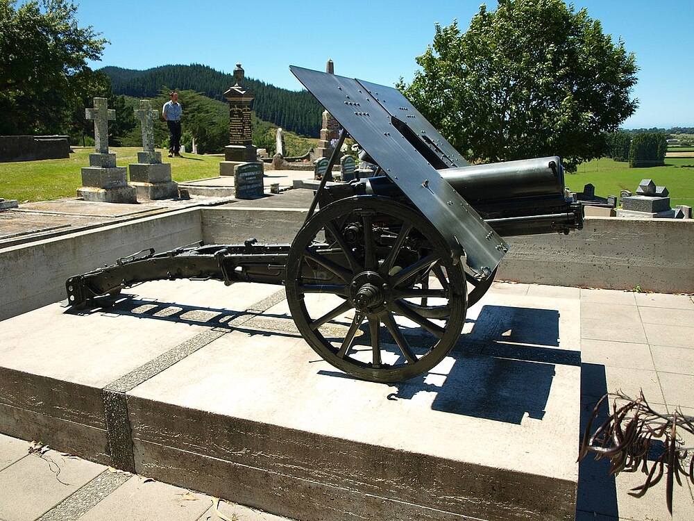 15-46-01-1280px-Skoda_Cannon_at_Tuamarina_Cemetery_-_panoramio