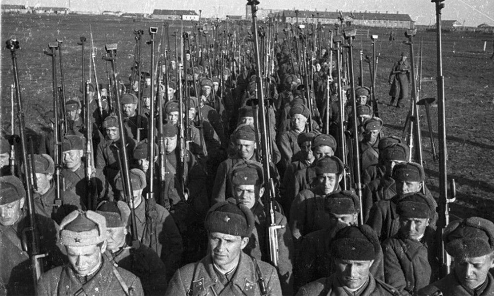 sovetskie-bronebojshhiki-s-ptrd-i-ptrs-na-marshe