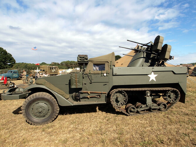 White_halftrack_with_AAA_pic2