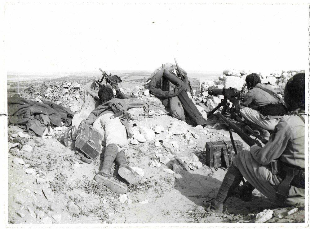 Zaptiè e Savari in postazione mista trincerata nel Nord Africa, a Pisida, confine tunisino, giugno 1940. ( fucile con ottica )