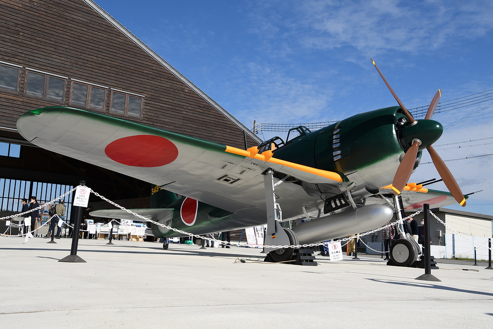 Kawanishi_N1K2-J_Shiden-Kai(replica_model)_right_front_low-angle_view_at_Uzurano_Air_Base_October_18,_2020