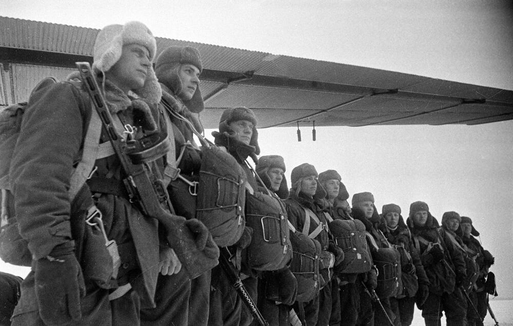 Soviet_paratroopers_TB-3_bombers
