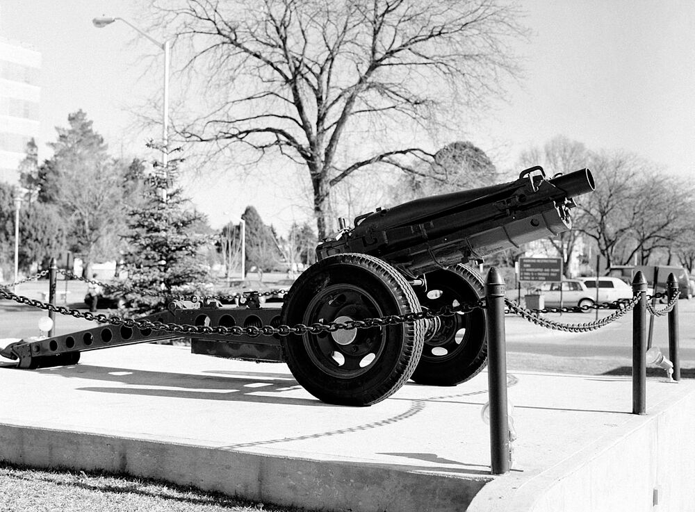 15-42-54-1280px-M1A1-75mm-howitzer-aurora-19910108
