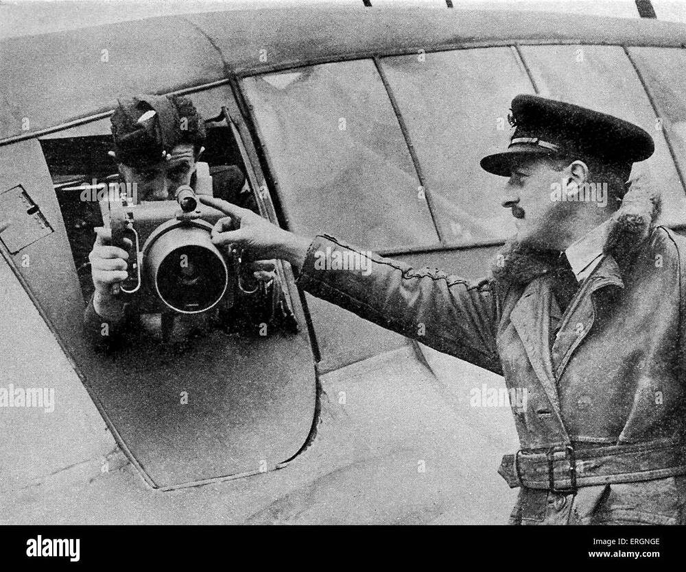 ww2-aerial-reconnaissance-man-being-instructed-how-to-use-an-aerial-ERGNGE