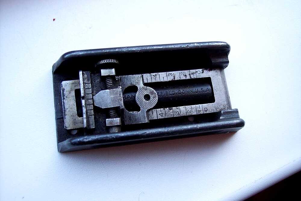 3696099