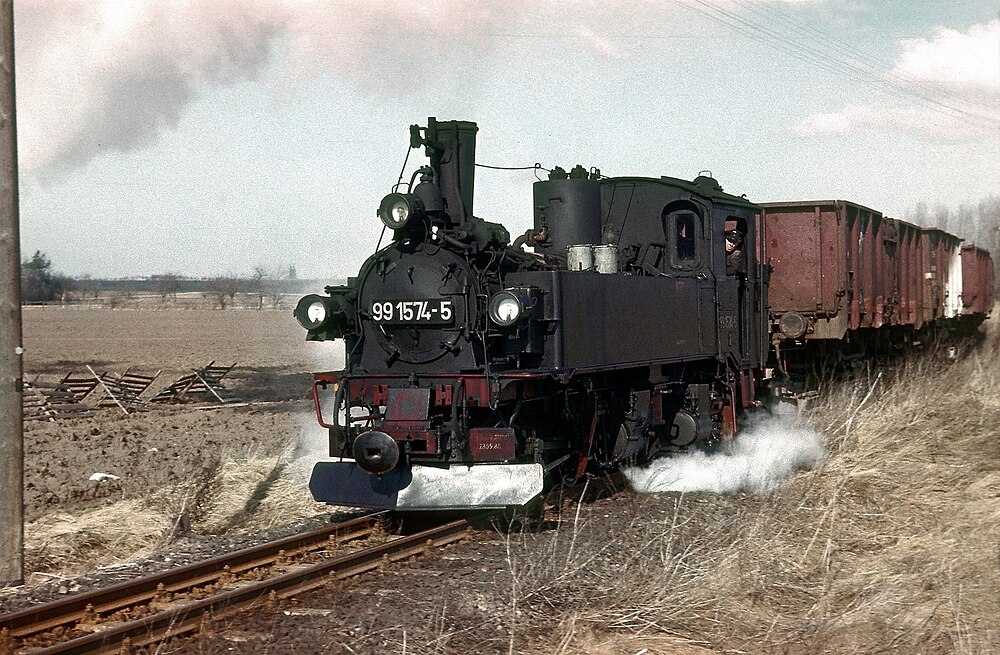 1561px-01_481_99_1574,_Güterzug_Richtung_Mügeln