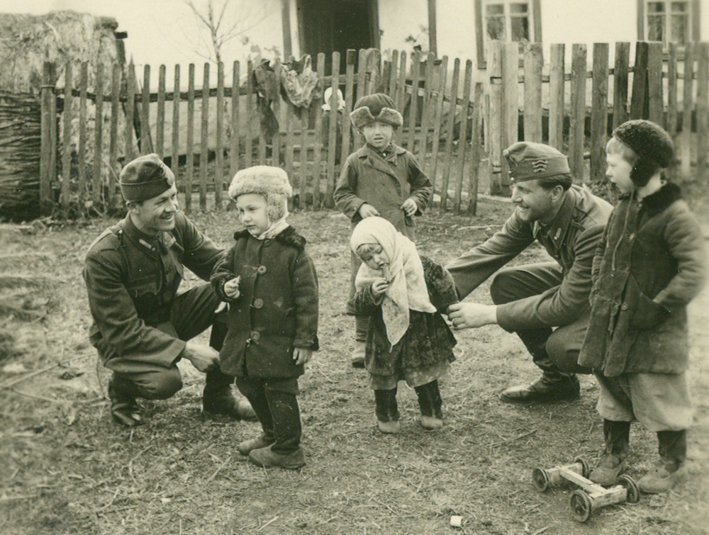 Hungarian officers with Ukrainien children
