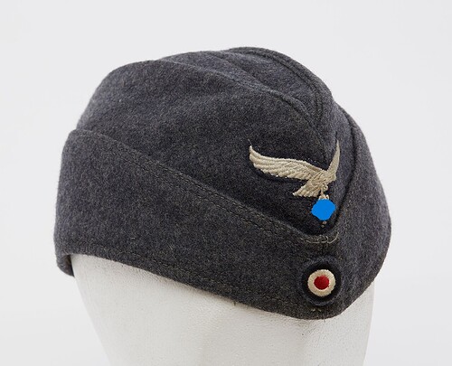 Nazi_Germany_WWII_Wehrmacht_Luftwaffe_Feldmutze_Schiffchen_Air_Force_Field_side_garrison_cap_Reichsadler_Hoheitszeichen_Kokarde_National_eagle-and-swastika_Cockade_Tøjhusmuseet_National_Museum_Denmark_THM-24