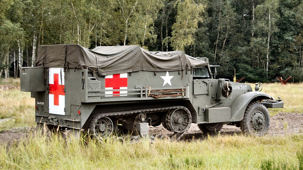 Auto___Trucks_Medical_military_vehicle_105485_