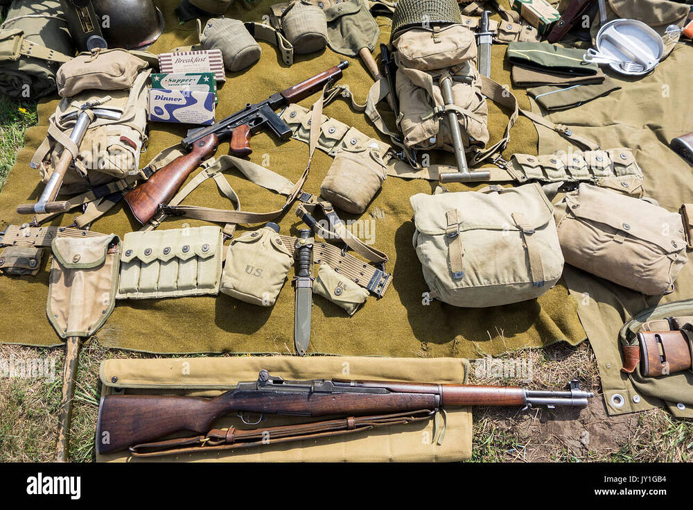 ww2-us-soldier-outfit-and-weapons-displayed-on-the-ground-at-world-JY1GB4