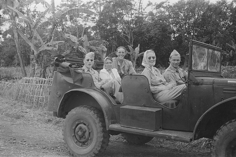 Drie_militairen_en_twee_dames_in_een_jeep,_Bestanddeelnr_194A-6-2