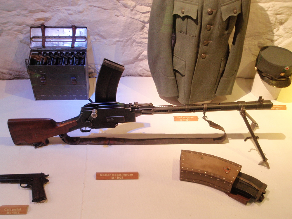 Madsen_machine_gun_with_magazine
