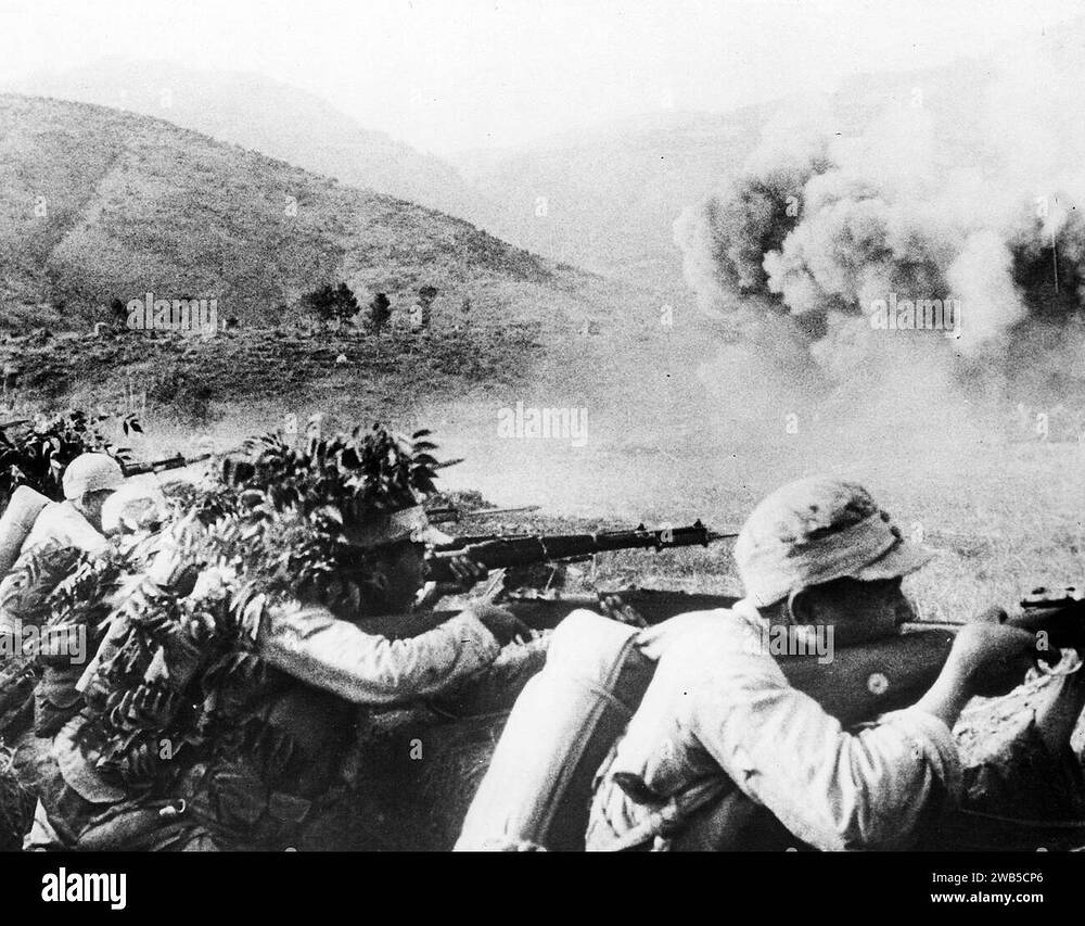 camouflaged-and-poorly-equipped-chinese-soldiers-repell-a-charge-of-50000-japanese-along-the-salween-river-near-burma-1943-2WB5CP6
