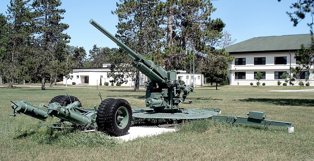 1200px-90mm_M1_AAgun_CFB_Borden