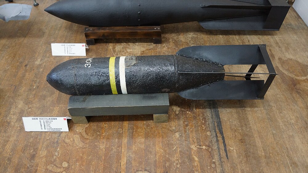 Imperial_Japanese_Army_Type_99_30kg_High-explosive_bomb_at_JGSDF_Camp_Katsura_September_18,_2016_02