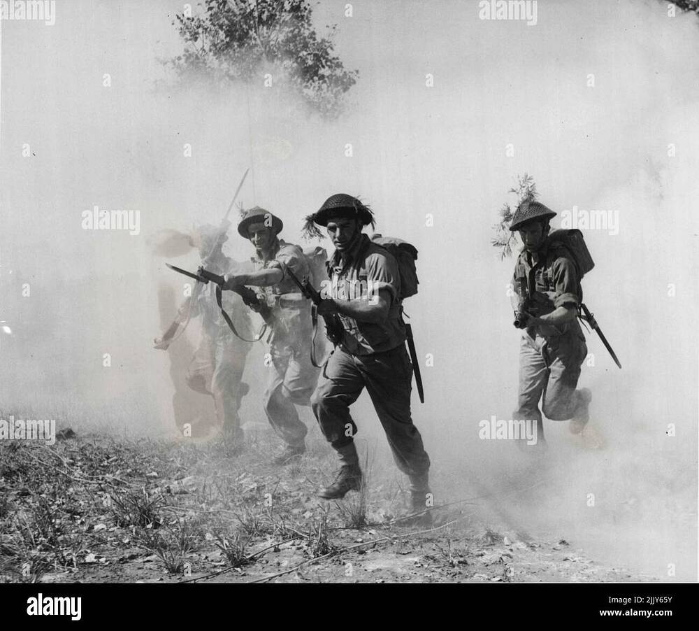 korea-force-charging-through-smoke-screen-laid-down-by-another-barrage-troops-advance-in-bayonet-charge-september-13-1950-2JJY65Y