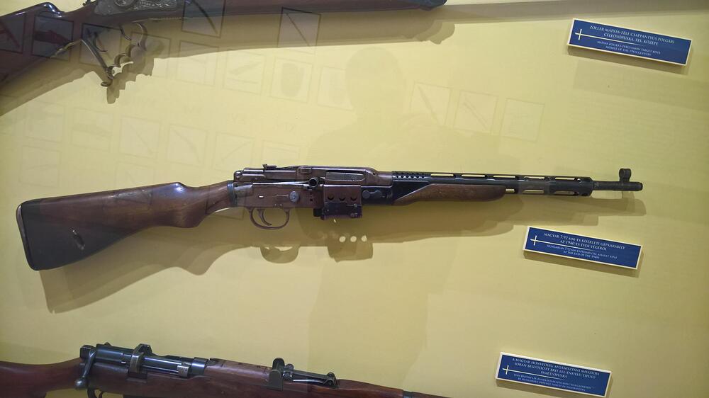 late-1940s-hungarian-7-92-mm-experimental-assault-rifle-v0-ov8z5n9bekzc1