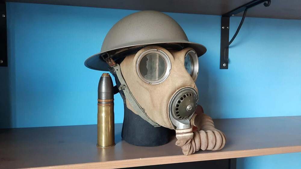 question-wwii-british-mk-iv-gas-mask-v0-hrcdg44taat81