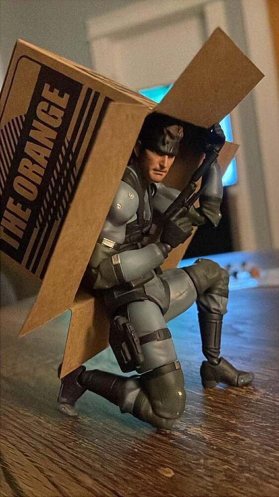 metal-gear-solid-2-solid-snake-action-figure-v0-d11qgisgv3fg1
