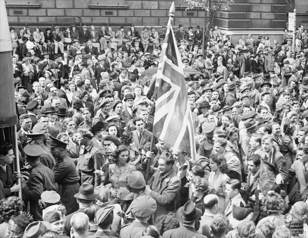 Ve_Day_Celebrations_in_London,_England,_UK,_8_May_1945_D24586