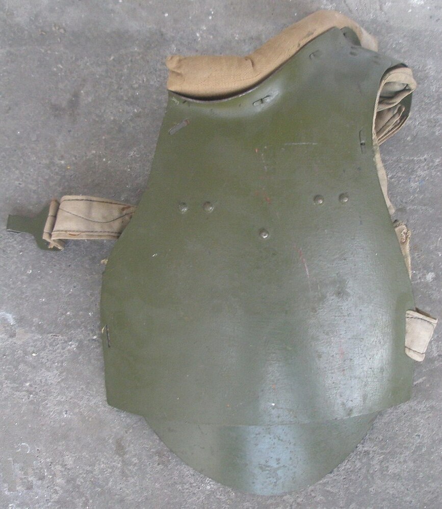 Стальной_нагрудник_СН-42._Вид_спереди._Нижний_щиток_закреплен_на_щеколде