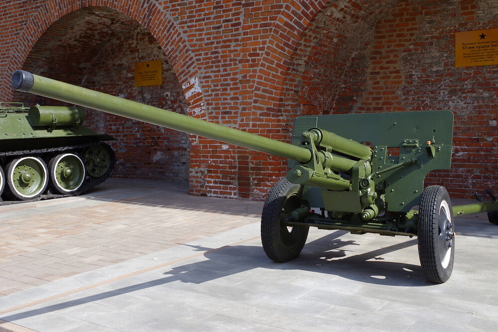 57_mm_pushka_ZIS_2_obr._1943g._v_Nizhegorodskom_kremle.