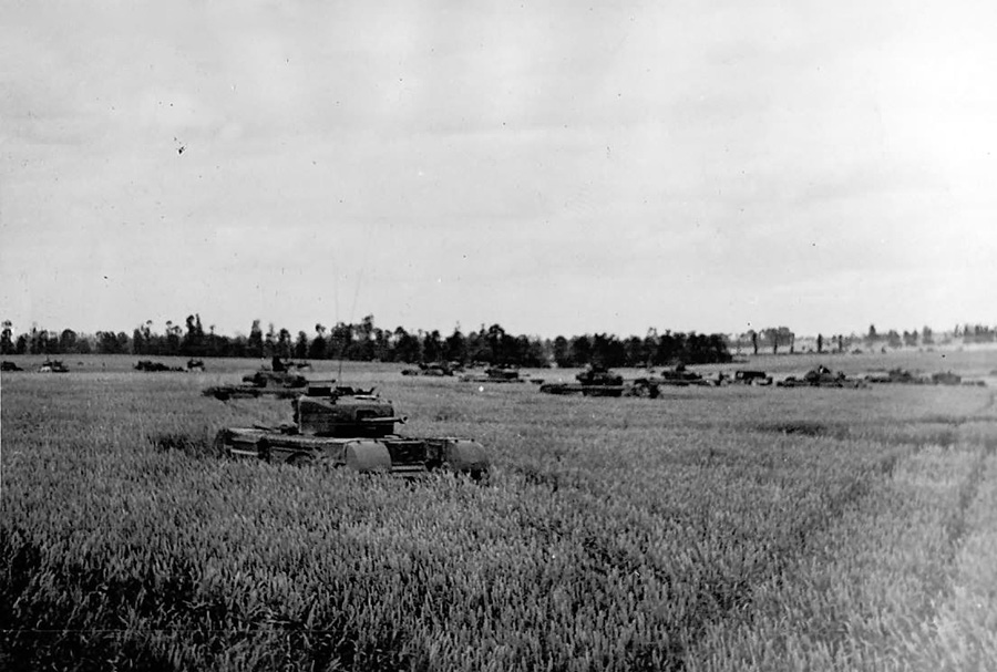 Churchill_IV_and_VI_caen_44