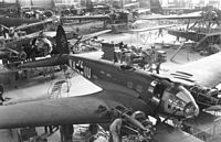 200px-Bundesarchiv_Bild_101I-774-0011-34,_Produktion_von_Flugzeug_Heinkel_He_111_P-4