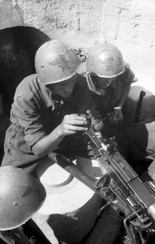 Bundesarchiv_Bild_101I-316-1196-25,_Italien,_italienische_Soldaten_in_MG-Stellung