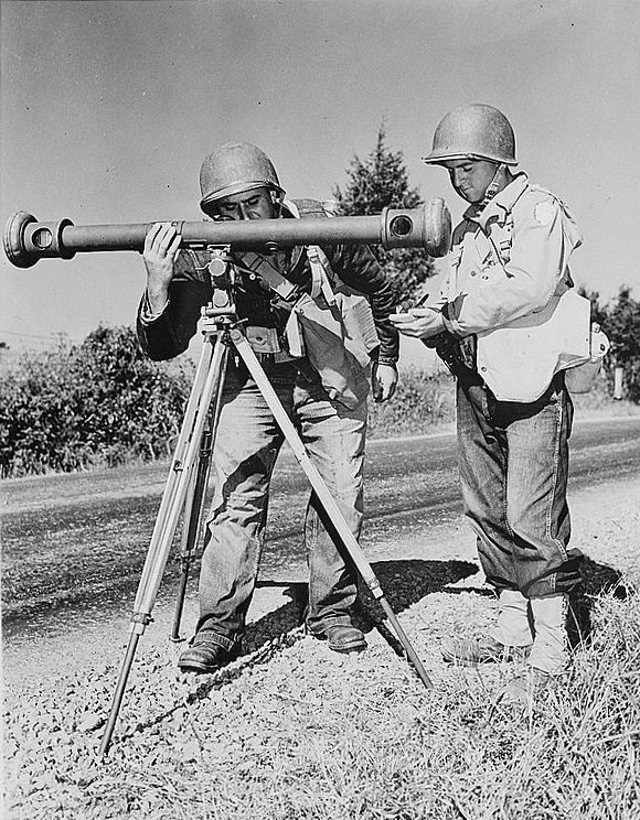 American_soldiers_use_a_coincidence_rangefinder