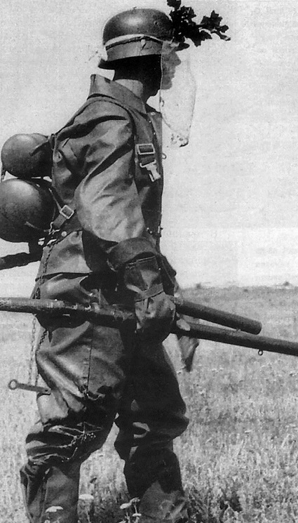 flamethrower-Flammenwerfer-41-fmw-41-two