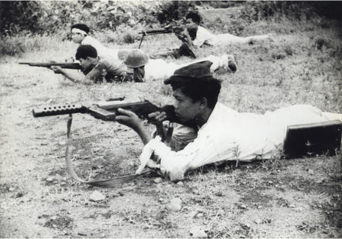 Indonesian_youth_practicing_with_weapons_1946