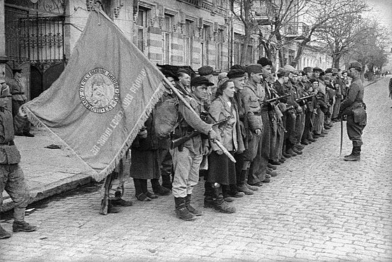 Торжественное_построение_бойцов_отряда_«Смерть_фашистам»_в_освобожденном_Симферополе