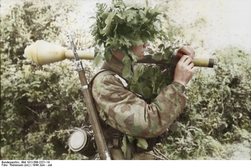 Bundesarchiv_Bild_101I-586-2221-14,_Frankreich,_Normandie,_Fallschirmjäger_Recolored