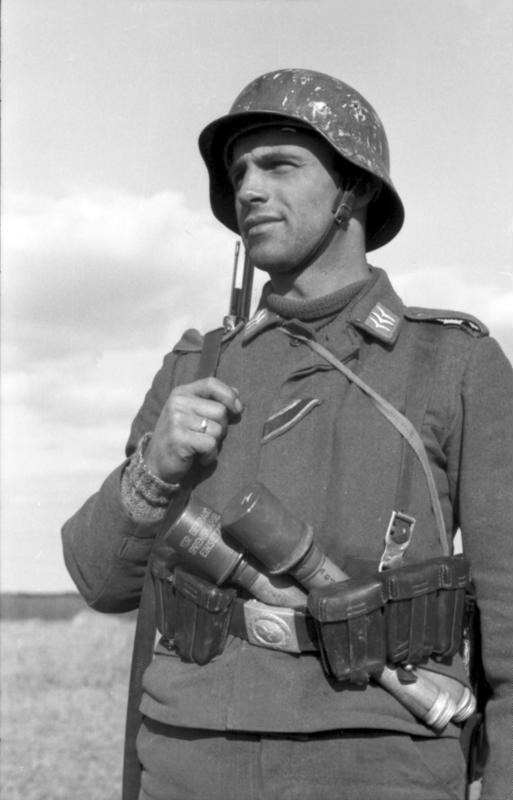Bundesarchiv_Bild_101I-395-1513-06,_Russland,_Luftwaffensoldat