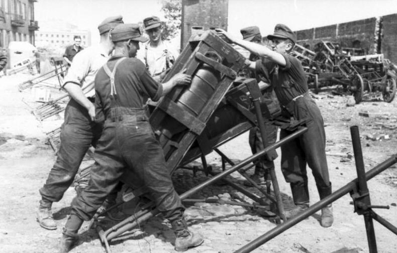 Bundesarchiv_Bild_101I-696-0426-10,_Warschauer_Aufstand,_Raketenwerfer-Einsatz