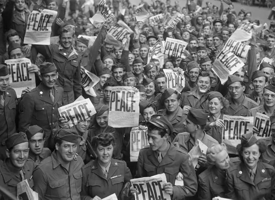 626815-wiki-american_military_personnel_gather_in_paris_to_celebrate_the_japanese_surrender