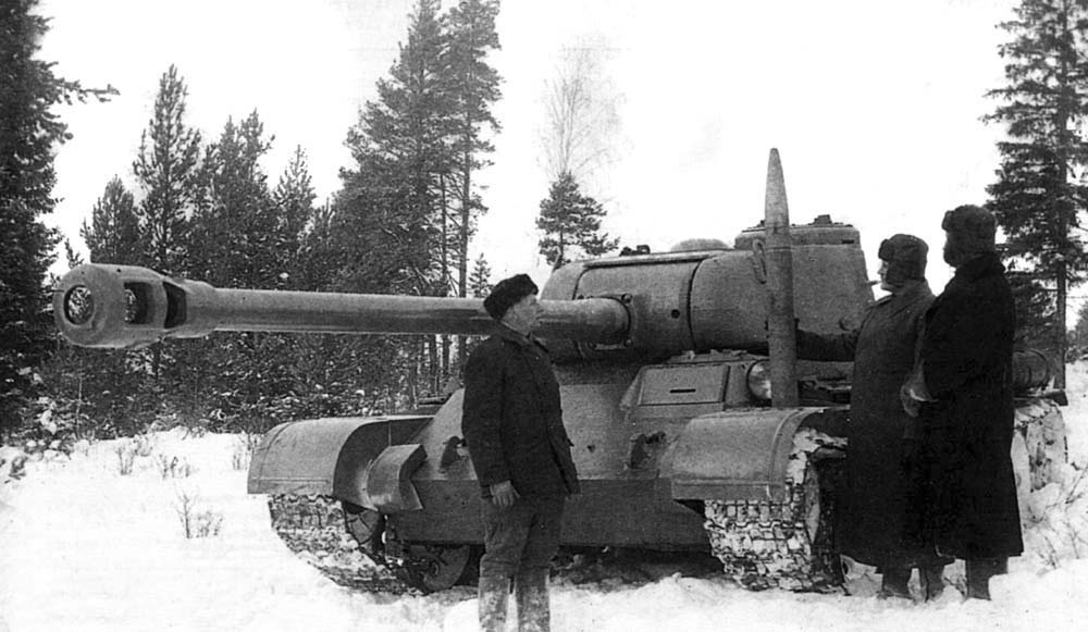 Пушка_Д-25-44Т_в_танке_т44._Рядом_снаряд_унитарного_заряжания