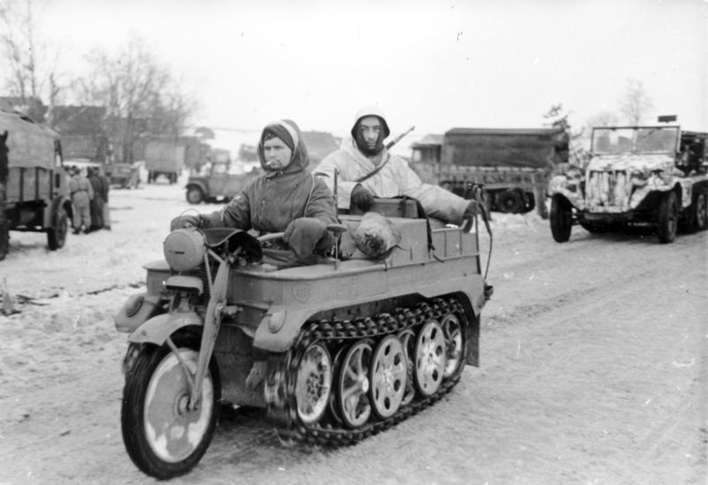 Bundesarchiv_Bild_101I-725-0184-22,_Russland,_Soldaten_auf_Kettenkrad