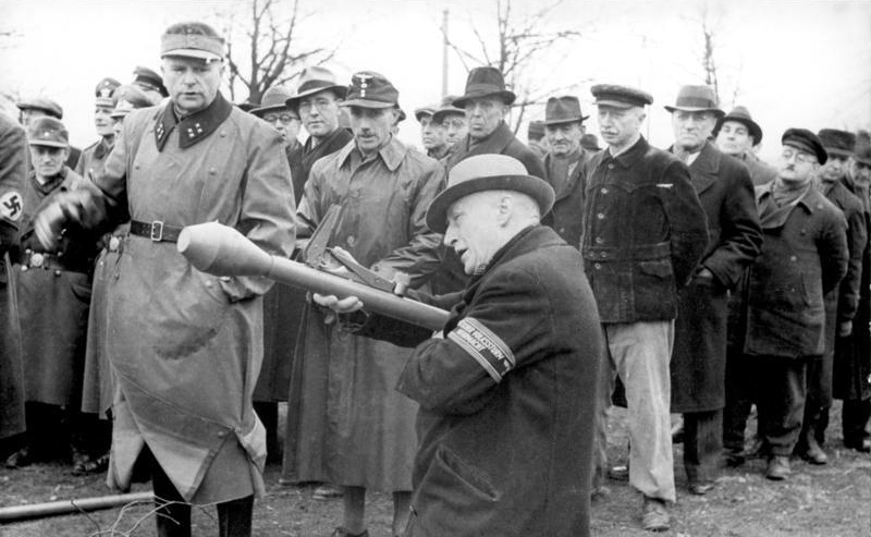 Bundesarchiv_Bild_183-J31391_Berlin_Volkssturm_Ausbildung