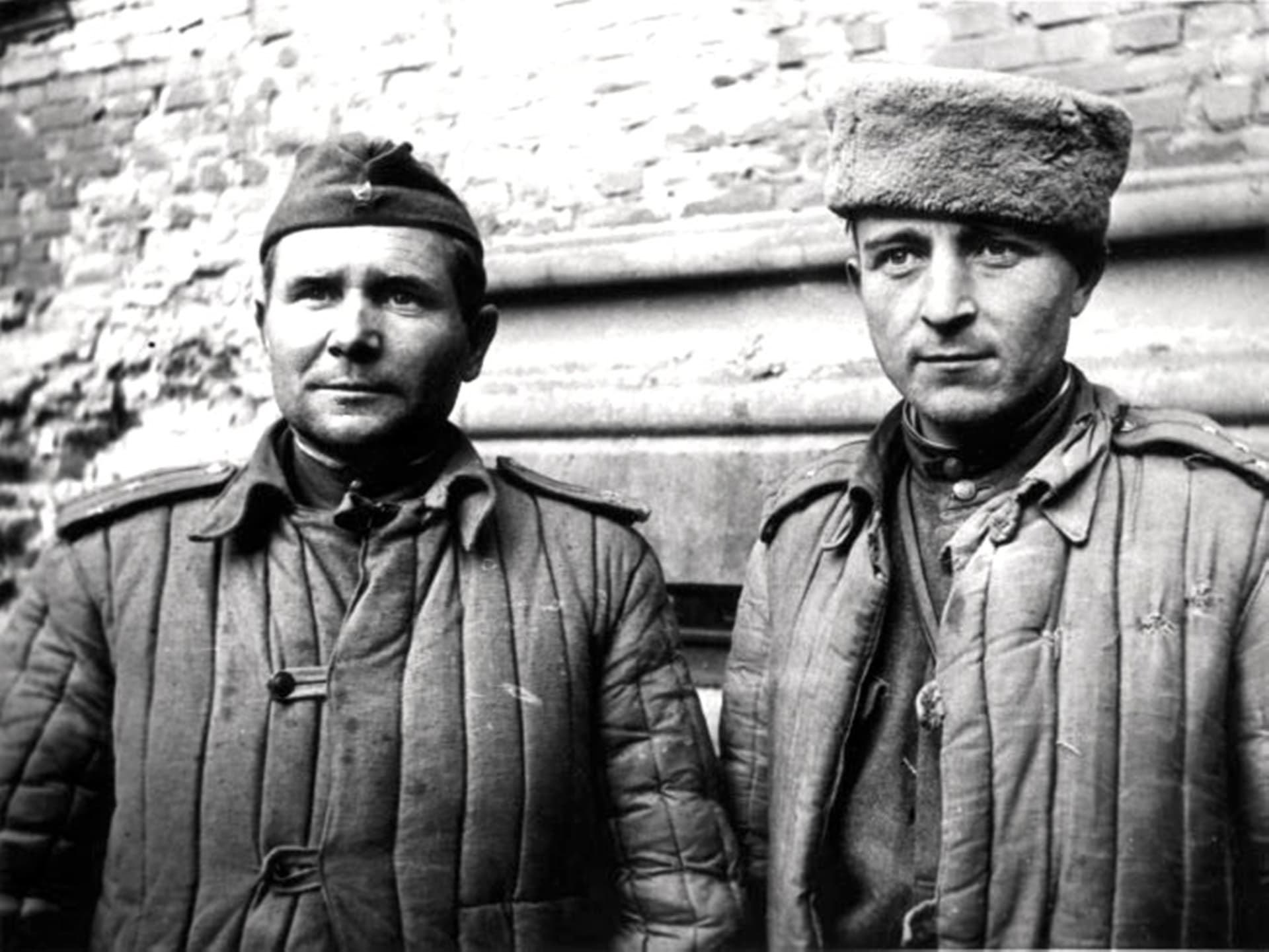 Непарадная война. Перед штурмом Рейхстага. 150-я стрелковая дивизия. Командир 756-го полка полковник Ф.М. Зинченко (слева) и командир 674 полка подполковник А.Д.Плеходанов.