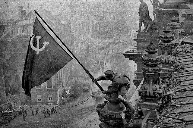 640px-Raising_a_flag_over_the_Reichstag_2