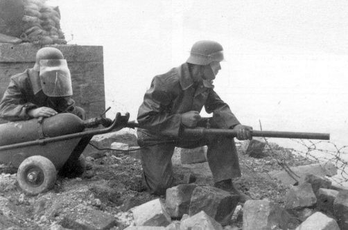 medium-flamethrower-Mittlerer-Flammenwerfer-two