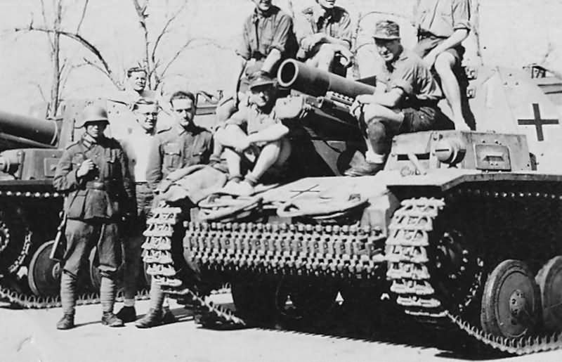 Sturmpanzer_II_Bison_15_cm_sIG_33_schweres_Infanteriegeschutz_Afrika_Korps_DAK