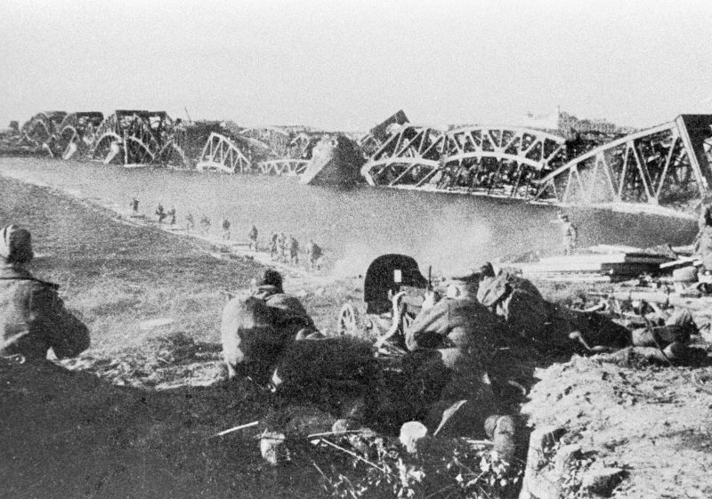 Sovetskie-pulemetchiki-podderzhivayut-ognem-svoi-vojska-u-vzorvannogo-mosta-cherez-reku-Daugava.-Rizhskaya-nastupatelnaya-operatsiya